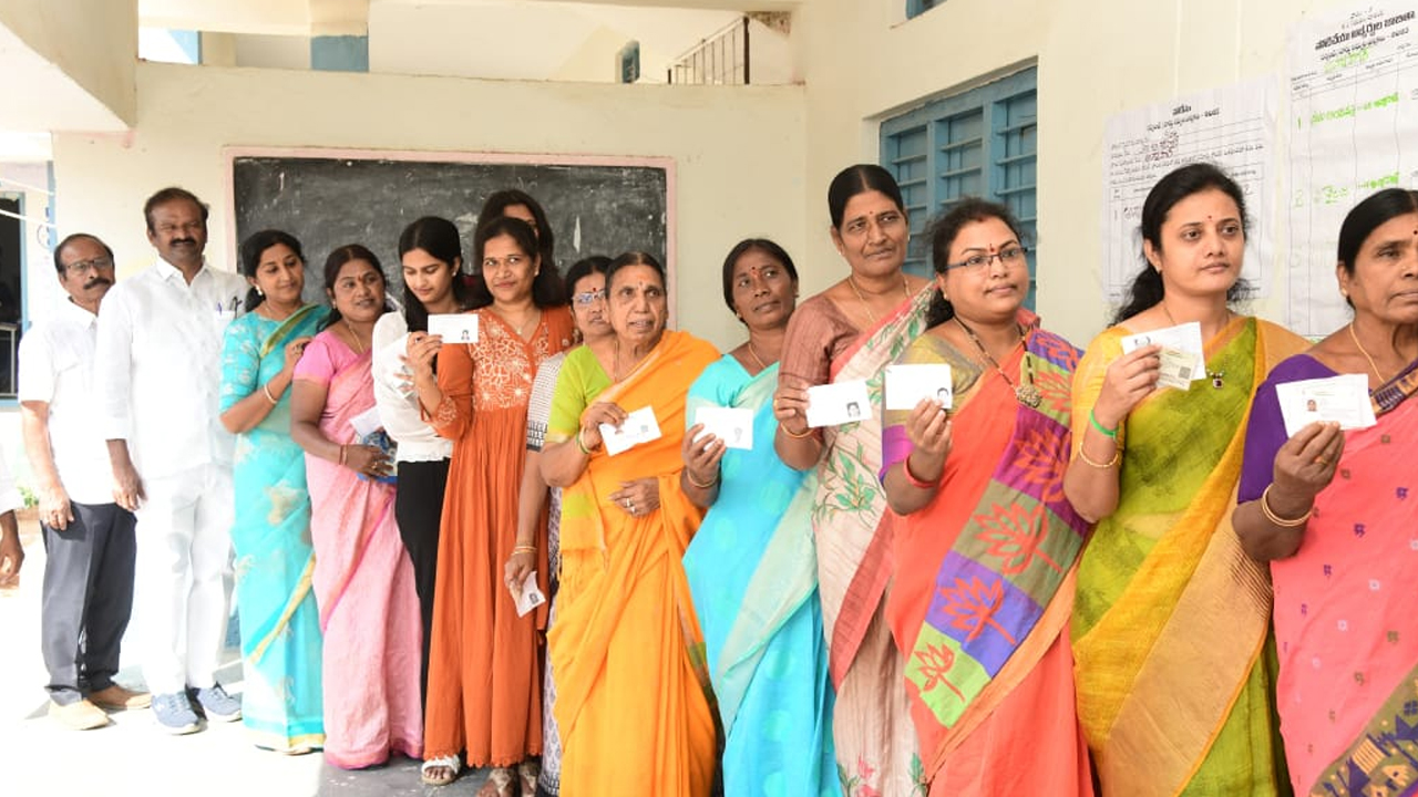 Grama Panchayathi Elections | కొనసాగుతున్న పంచాయతీ ఎన్నికలు‌.. 11 గంటల వరకు 57.91 శాతం పోలింగ్‌