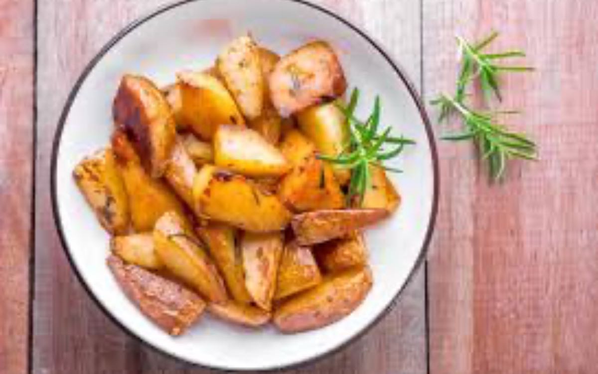 Potatoes | ఆలుగ‌డ్డ‌ల‌తో ఎన్నో లాభాలు.. కానీ వాటిని ఎలా ప‌డితే అలా తిన‌కూడ‌దు..