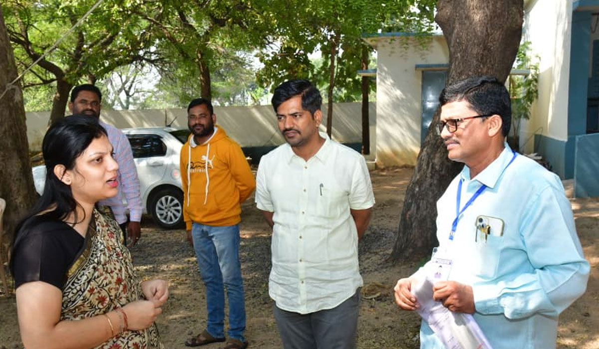 Chigurumamidi | పోలింగ్ కేంద్రాన్ని సందర్శించిన జిల్లా కలెక్టర్ ప్రమేల సత్పతి