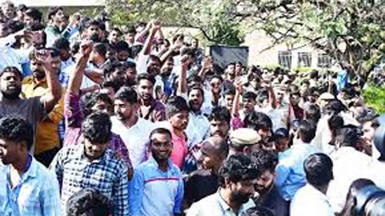 సీఎం భజనకే ప్రాధాన్యం.. విద్యార్థి వర్గాల నుంచి సీఎంకు నిరసన సెగ