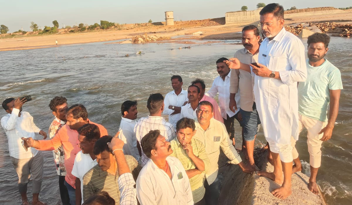 Putta Madhukar | చెక్ డ్యాములపై కాంగ్రెస్ పార్టీ కుట్ర.. మంథని మాజీ ఎమ్మెల్యే పుట్ట మధుకర్