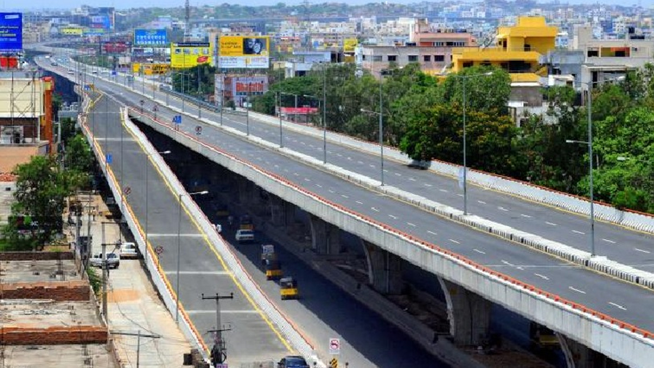 PV Expressway | పీవీ ఎక్స్‌ప్రెస్‌ వేపై ఢీకొన్న మూడు కార్లు.. కిలోమీటర్ల మేర ట్రాఫిక్‌ జామ్‌