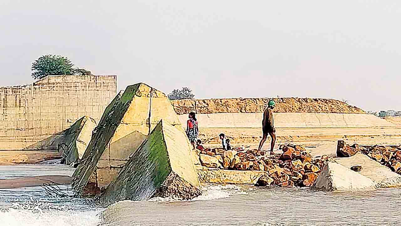 చెక్‌డ్యాంలపై దాడి భవిష్యత్తుపై దాడే!