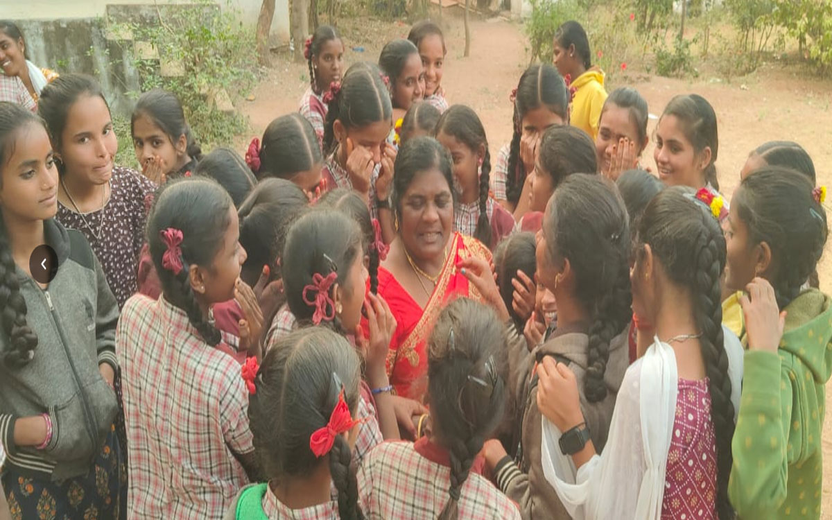 Rajapet : మీరు వెళ్లొద్దు టీచర్.. బోరున ఏడ్చిన విద్యార్థులు