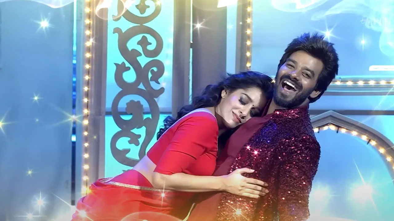 Rashmi Gautam |  రష్మి గౌతమ్ పెళ్లికి టైమ్ ఫిక్స్‌..? ఆస్ట్రాలజర్ వ్యాఖ్యలతో మళ్లీ హాట్ టాపిక్