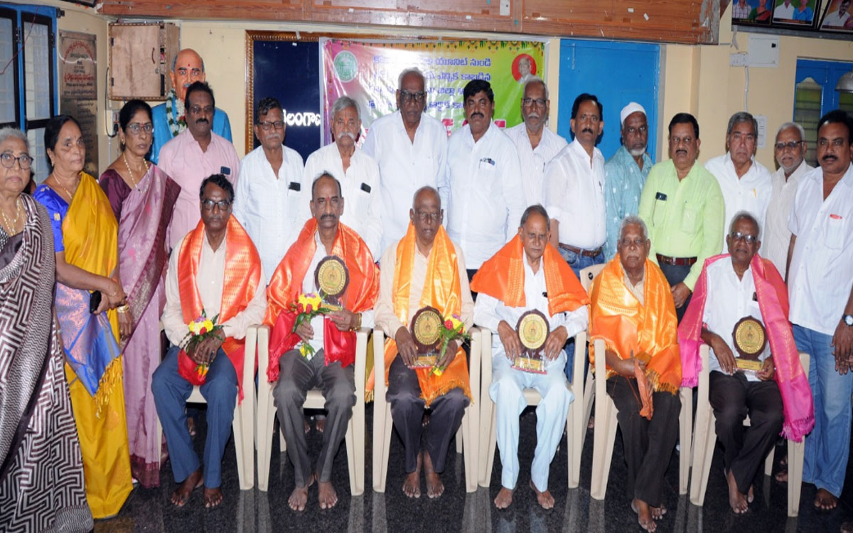 Kodada : పెన్షనర్ల సమస్యల పరిష్కారానికి కృషి చేయాలి : రావెళ్ల సీతారామయ్య