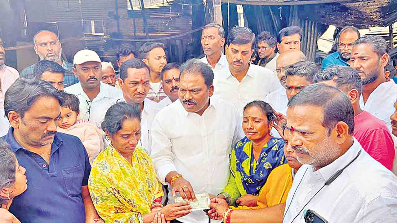 కొండగట్టులో భారీ అగ్ని ప్రమాదం.. 30 దుకాణాలు ఆహుతి