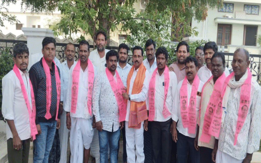 Devarakonda : స్థానిక సంస్థ‌ల‌ ఎన్నికల్లో సత్తా చాటాలి : మాజీ ఎమ్మెల్యే రవీంద్ర కుమార్