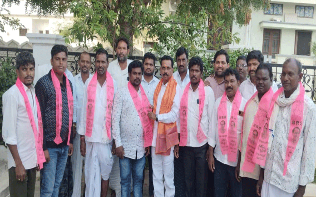 Devarakonda : స్థానిక సంస్థ‌ల‌ ఎన్నికల్లో సత్తా చాటాలి : మాజీ ఎమ్మెల్యే రవీంద్ర కుమార్