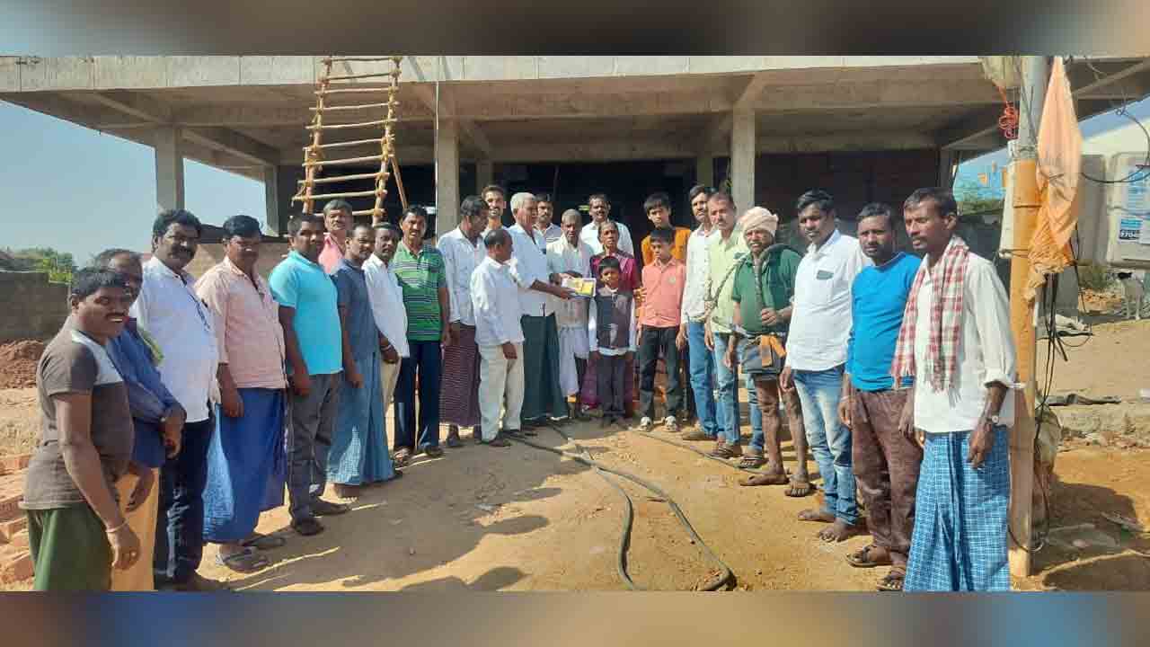 Ramachandrapuram | సీతారామాంజనేయ స్వామి ఆలయ నిర్మాణానికి విరాళం