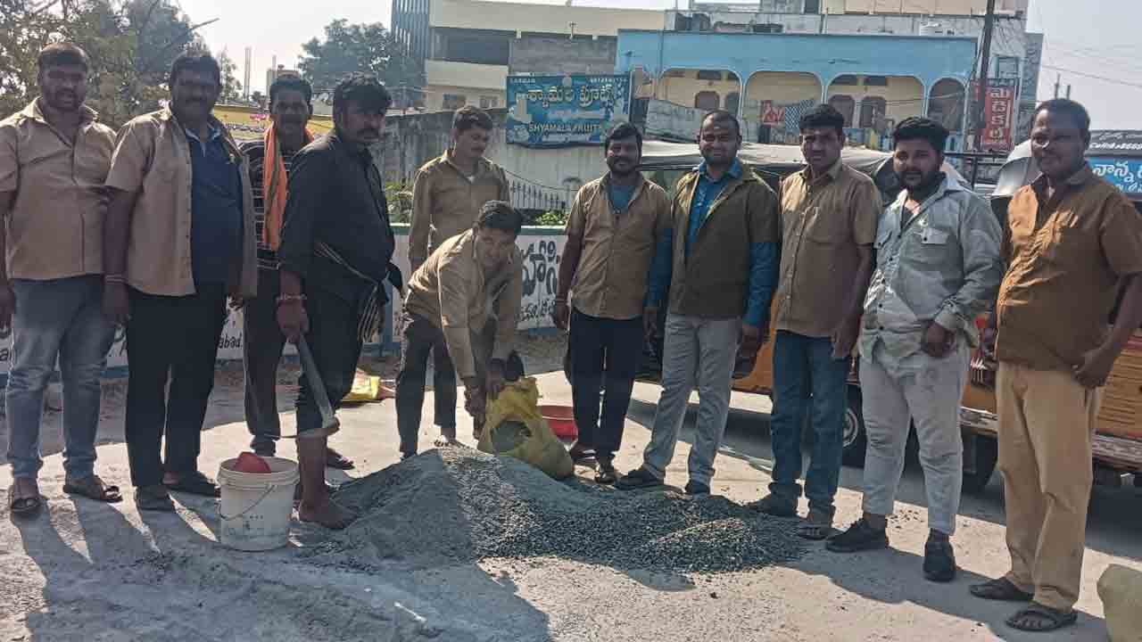 Karimabad | పట్టించుకోని ప్రభుత్వం.. సొంత డబ్బులతో రోడ్డు మరమ్మతులు చేసిన ఆటో డ్రైవర్లు