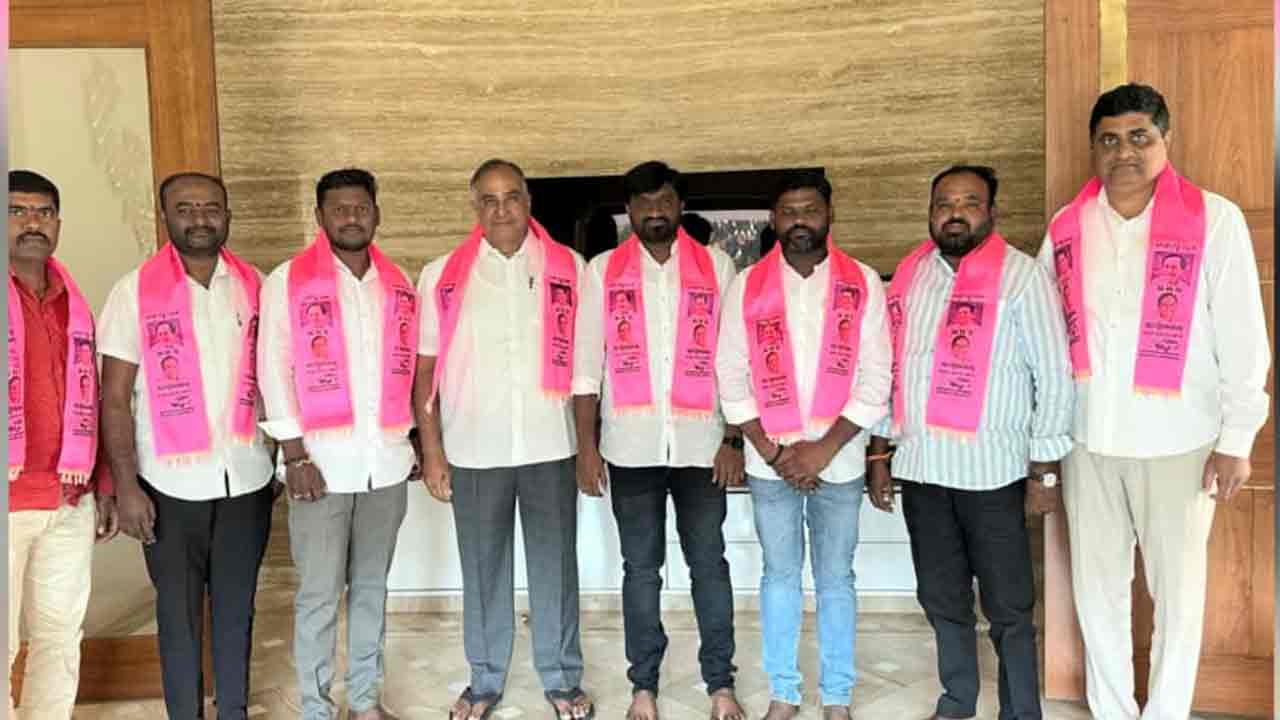 BRS | కాంగ్రెస్ పార్టీని వీడి బీఆర్ఎస్ పార్టీలో చేరిన రుద్రవరం ఉప సర్పంచ్