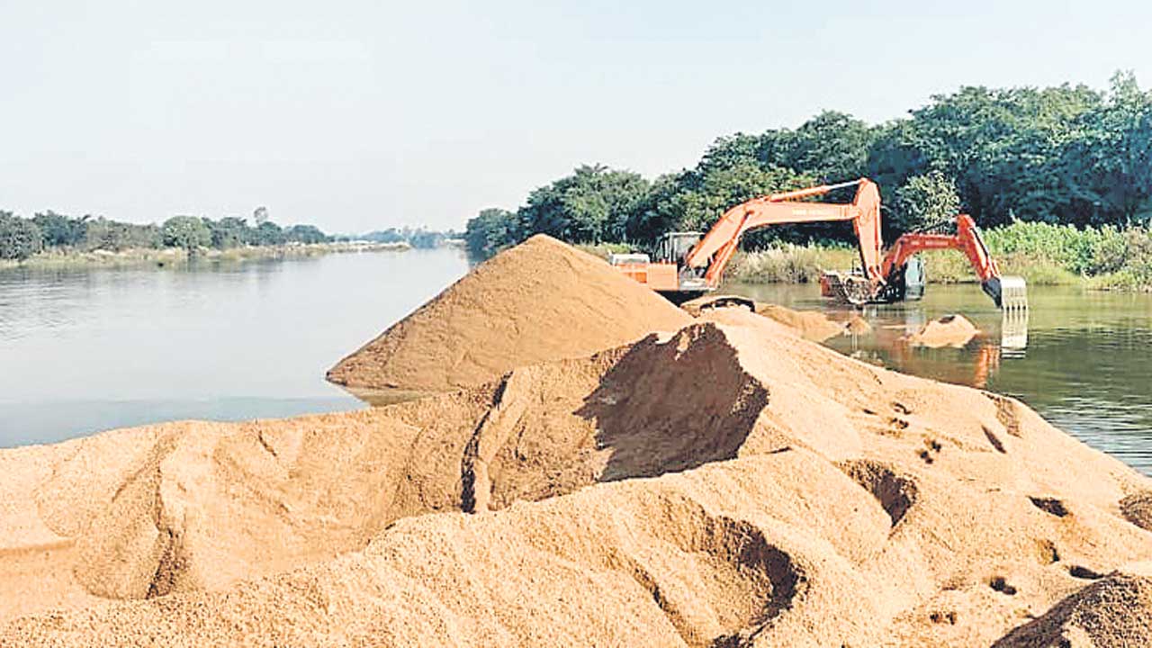 Haldi Vagu | హల్దీవాగులో ఇసుక దొంగల ముఠా.. ఏకంగా చెక్‌ డ్యామ్‌లను ఎండబెట్టిన కాంగ్రెస్‌ ఎమ్మెల్యే బ్యాచ్‌