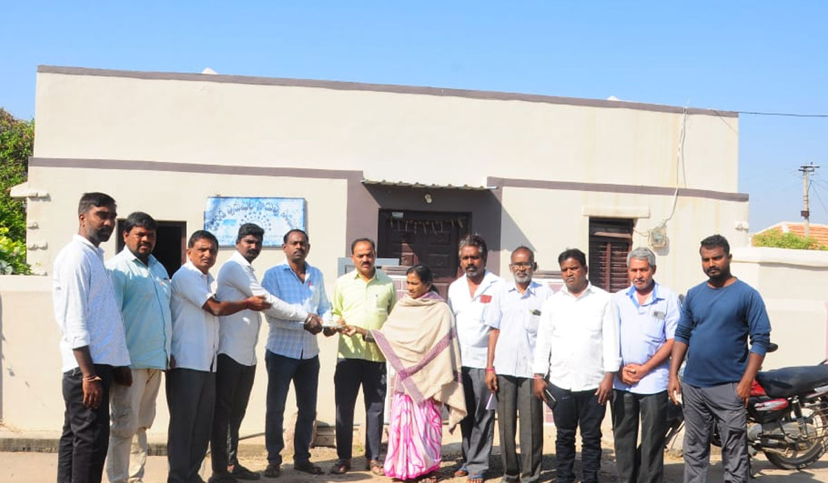  Donate cash | రేకొండలో పురుషుల పొదుపు సంఘం నగదు అందజేత