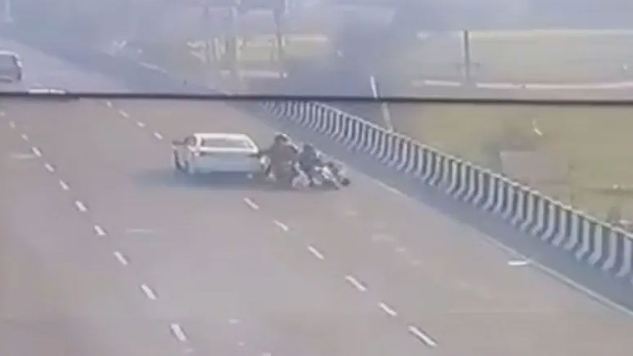 Accountant Looted:  స్కూట‌ర్‌పై వెళ్తున్న అకౌంటెంట్ నుంచి 85 ల‌క్ష‌లు చోరీ.. వీడియో రిలీజ్