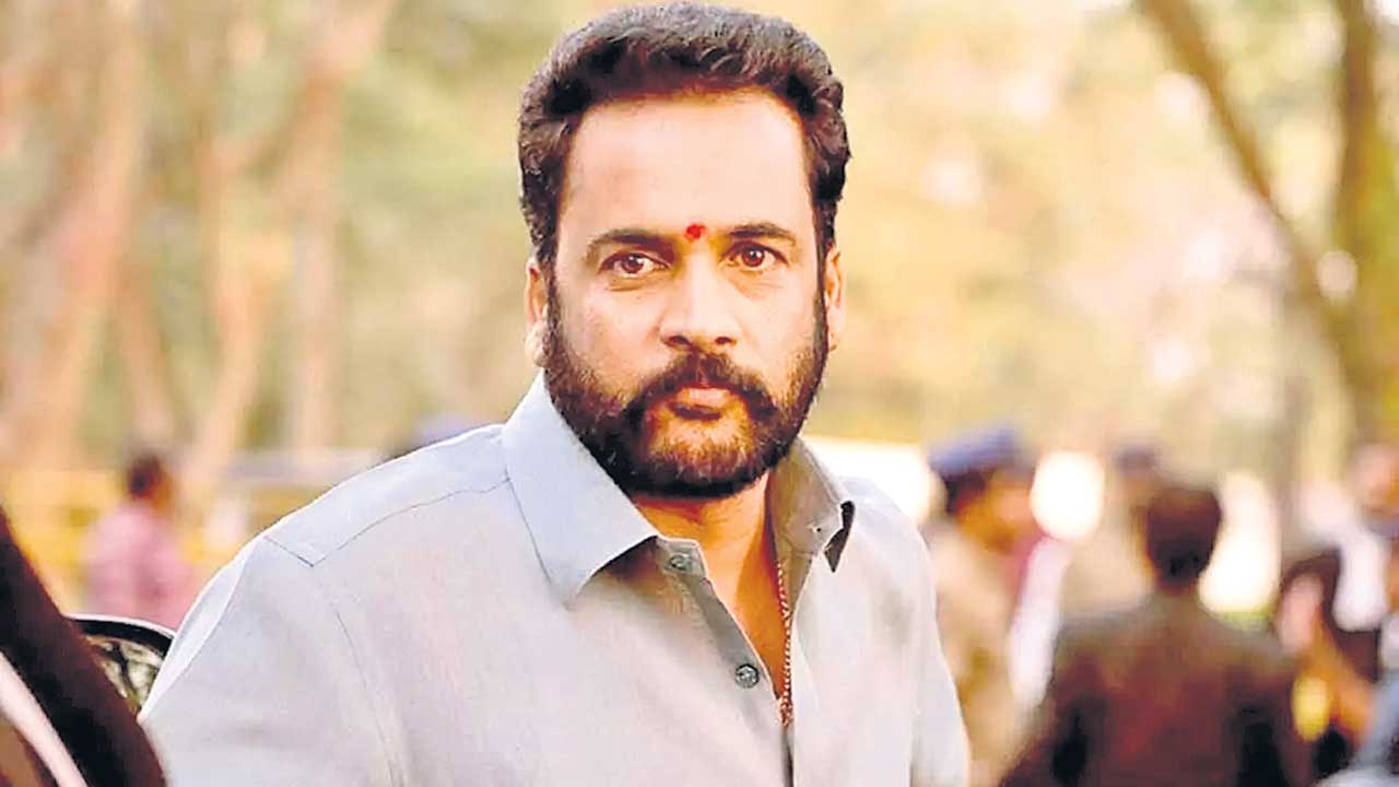 మహిళా కమిషన్‌ విచారణకు శివాజీ హాజరు