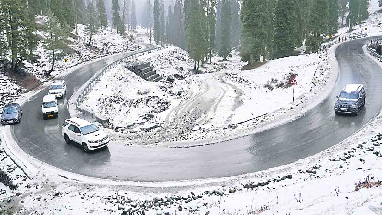 కశ్మీర్‌లో భారీ హిమపాతం, వర్షాలు