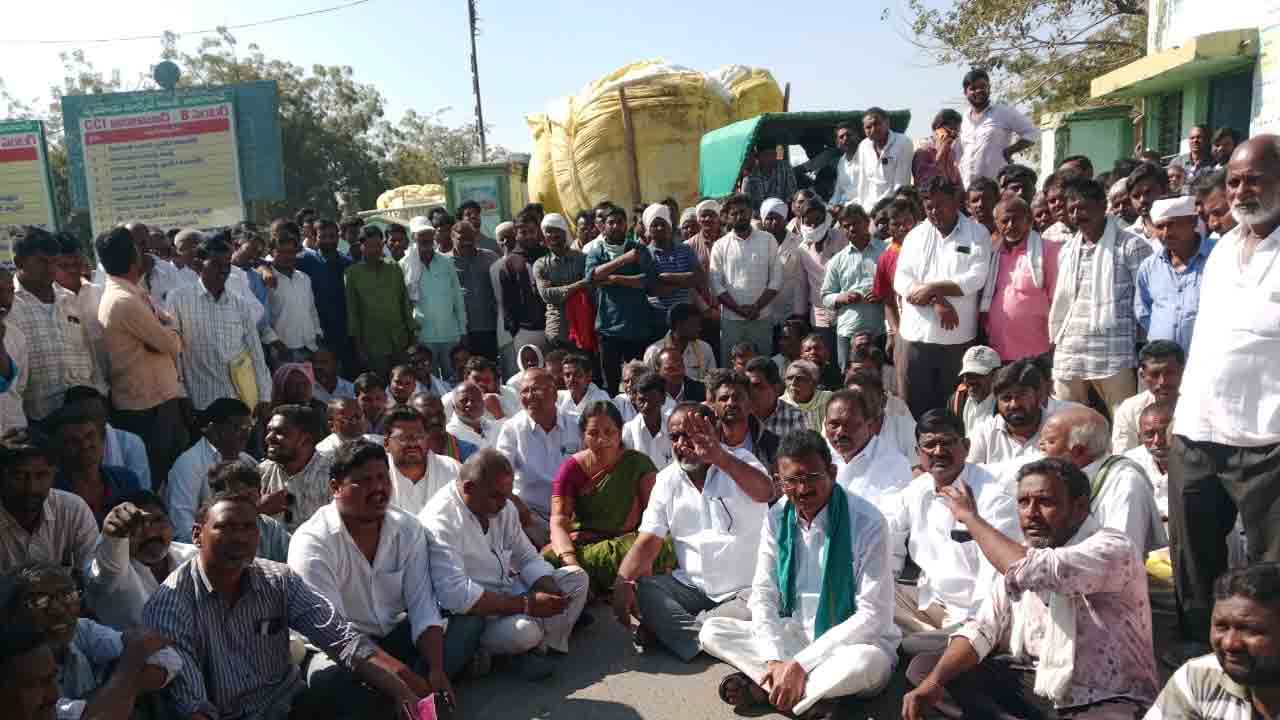 Adilabad | సోయాబీన్ పంటను కొనుగోలు చేయాలని రైతుల ఆందోళన.. నిలిచిన పత్తి కొనుగోళ్లు