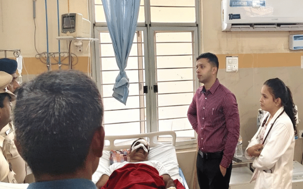 Nilagiri : గాయపడ్డ పోలీస్ సిబ్బందికి ఎస్పీ శ‌ర‌త్ చంద్ర ప‌వార్ ప‌రామ‌ర్శ