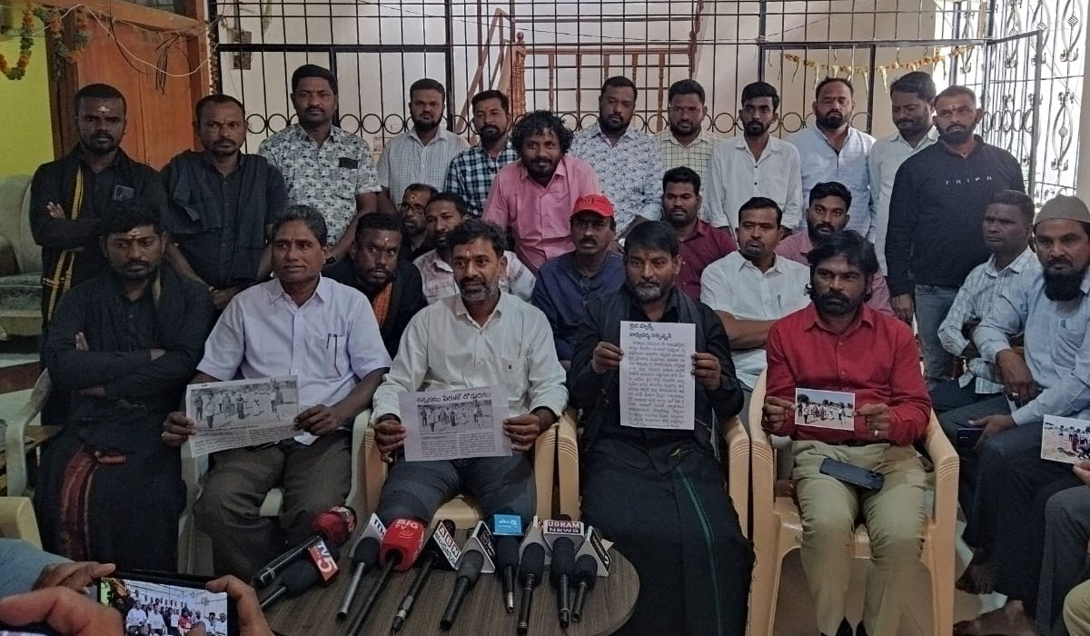 Ellala Srikanth Reddy | కుంభకోణాలు చేసి రెడ్ హ్యాండెడ్ గా పట్టుబడ్డ వారిపై చర్యలేవి..? మంత్రి అడ్లూరికి డీసీఎమ్మెస్ మాజీ చైర్మన్ ఎల్లాల శ్రీకాంత్ రెడ్డి