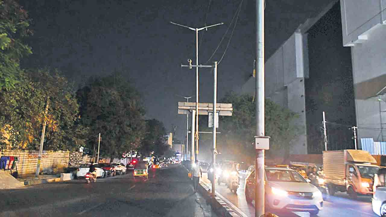 అంధకారం..గ్రేటర్‌లో వెలగని వీధి దీపాలు.. జనం ఇక్కట్లు