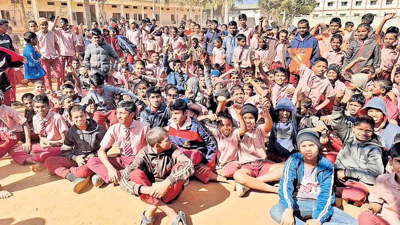 పురుగుల అన్నంపై పోలీస్‌స్టేషన్‌కు.. పోలీసులను ఆశ్రయించిన విద్యార్థులు