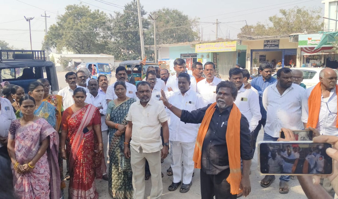 Togarrai | ఎస్సీ మహిళకు ఇచ్చిన బీసీ-సీ సర్టిఫికెట్ రద్దు చేయాలి.. తహసీల్దార్‌ కార్యాలయం ఎందుట తొగర్రాయి గ్రామస్తుల ఆందోళన