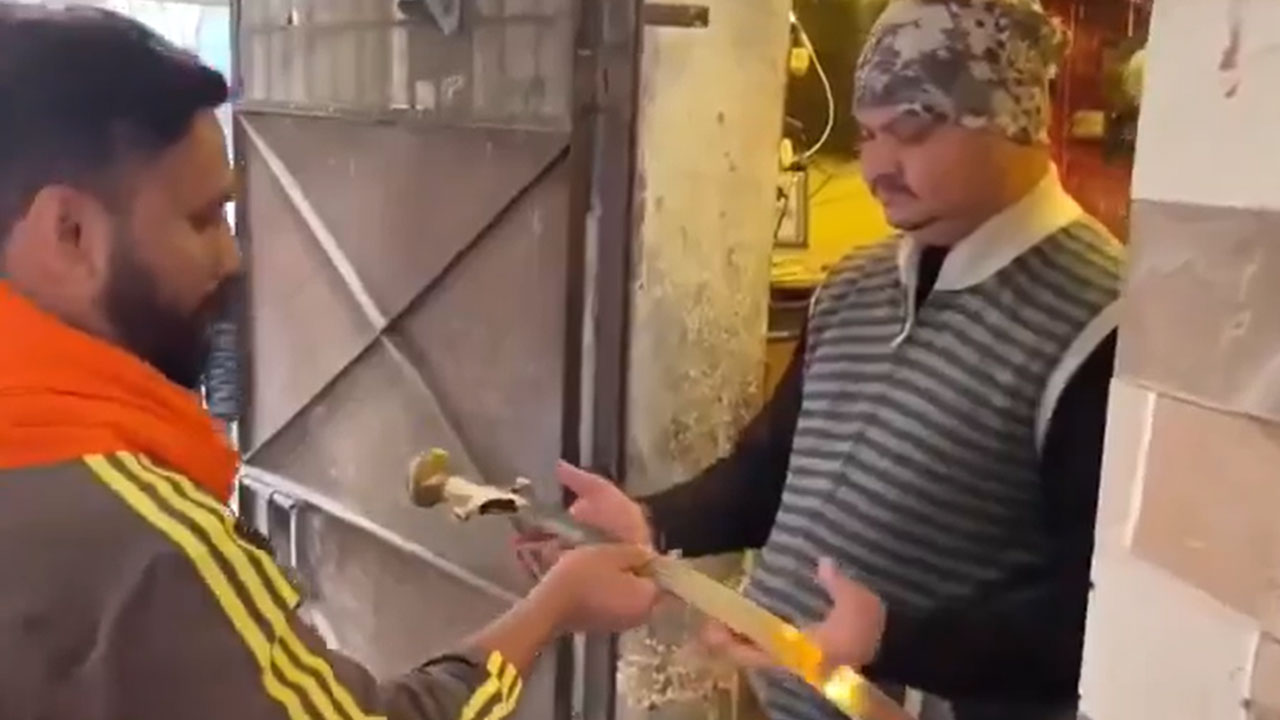 Ghaziabad: క‌త్తుల పంపిణీ వీడియో వైర‌ల్.. 10 మంది అరెస్టు