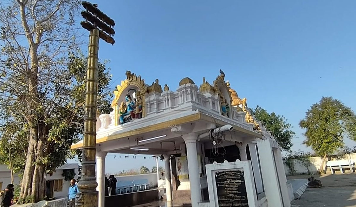 Akkepelli Rajeshwara Temple | అక్కెపెల్లి రాజేశ్వరాలయంలో చోరీ.. రెండు కిలోల వెండి ప్రాణపట్టం, గ్రా.80 గ్రాముల వెండి ముఖకవచం చోరీ