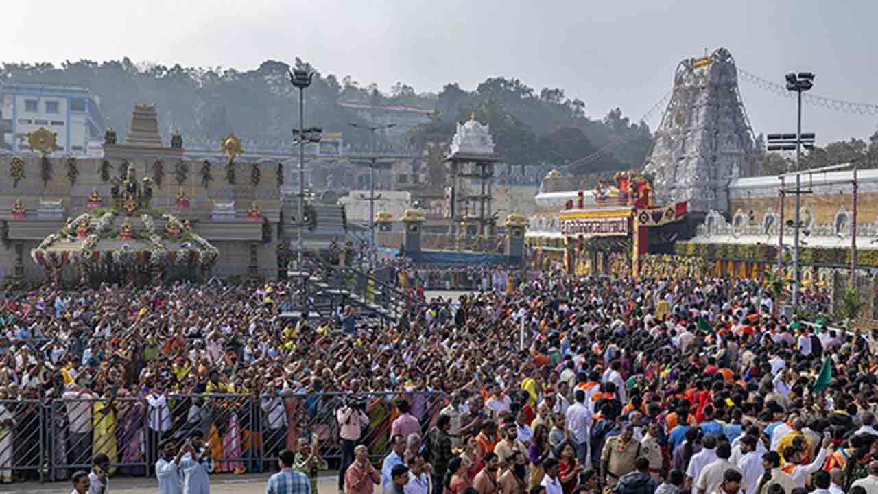 తిరుమల కొండపై వైభవంగా స్వర్ణ రథోత్సవం