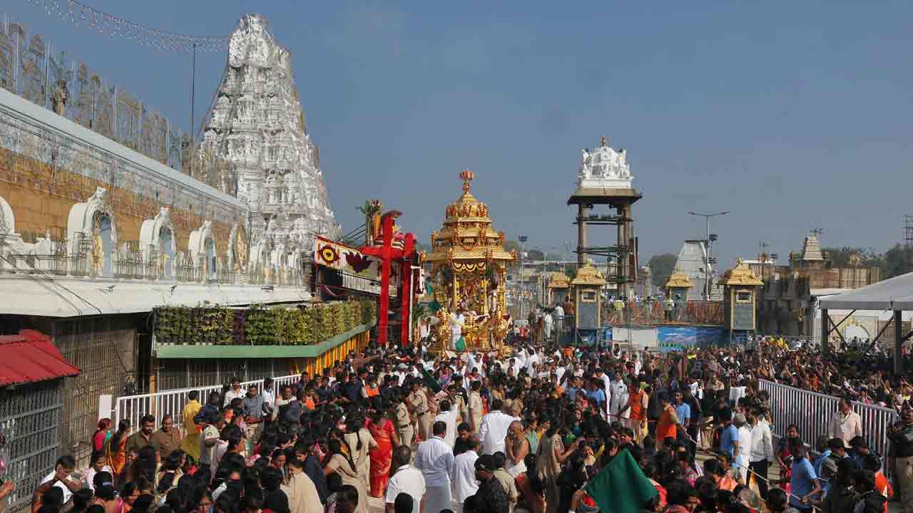 తిరుమల కొండపై వైభవంగా స్వర్ణ రథోత్సవం