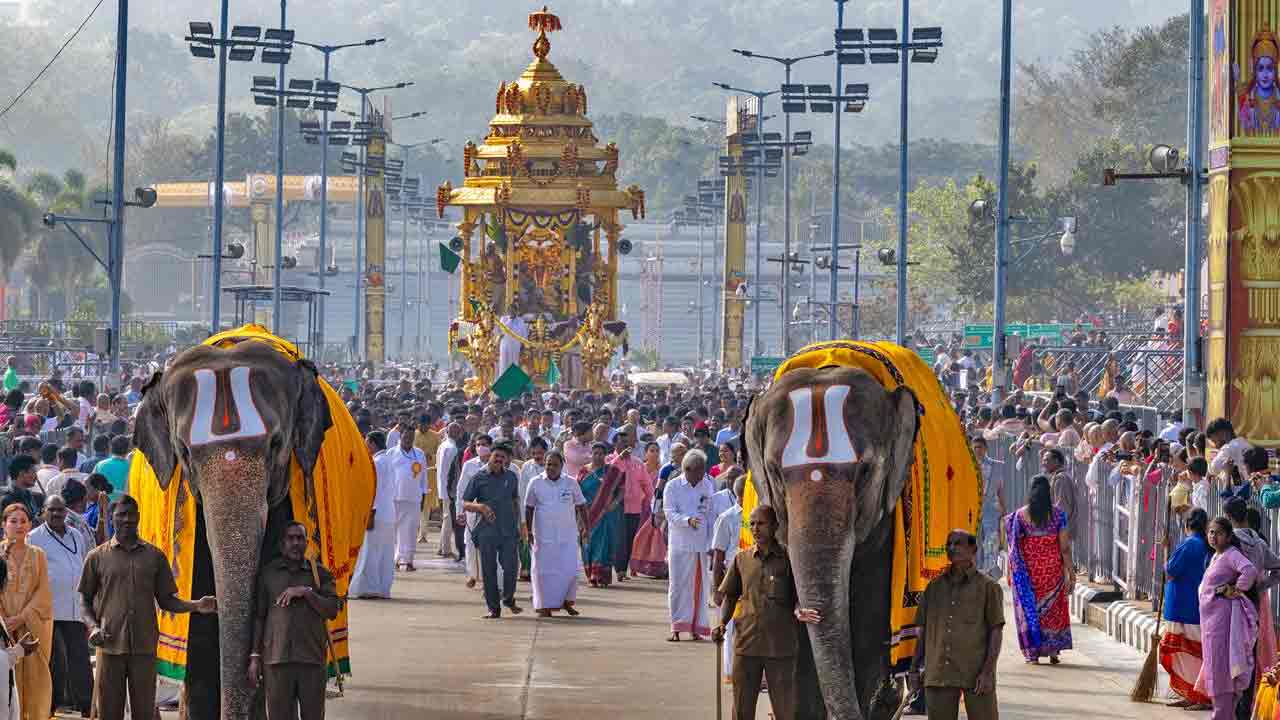 మరోవైపు ఉత్తర ద్వార దర్శనం కోసం పెద్ద ఎత్తున భక్తులు తరలివస్తున్నారు. దీంతో కొండపై రద్దీ నెలకొంది.