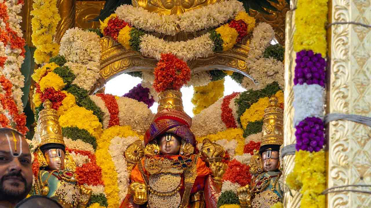 రథంపై శ్రీదేవి, భూదేవి సమేత మలయప్పస్వామి ఊరేగుతూ భక్తులకు దర్శనమిచ్చారు.