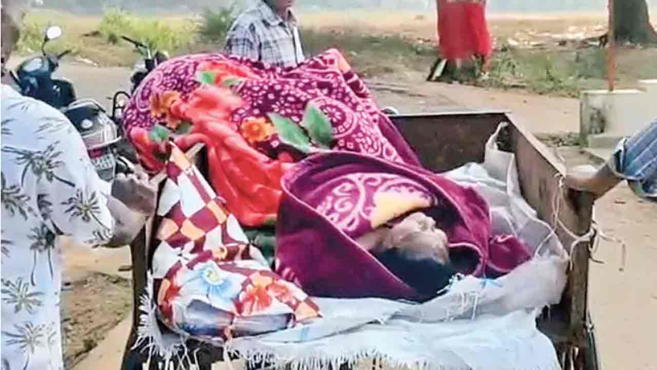 Tragedy | ఏపీలో హృదయవిదారక ఘటన.. అంబులెన్స్ లేక చెత్త రిక్షాలో మహిళ మృతదేహం తరలింపు