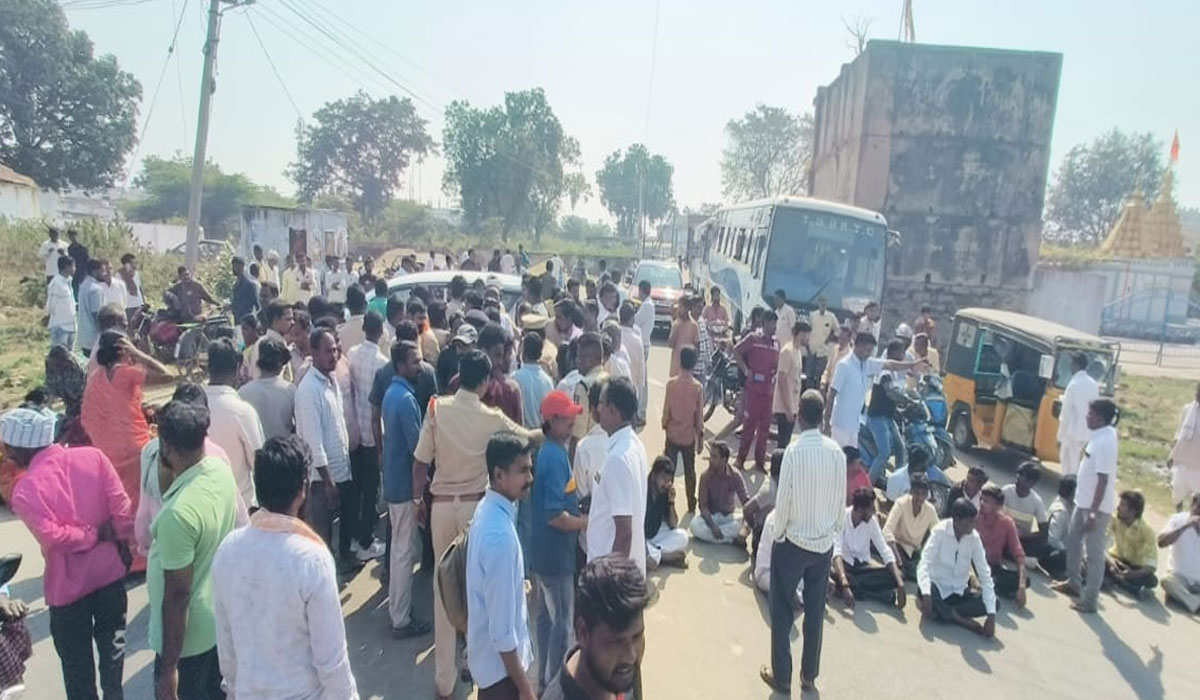 Somarpet | సోమార్‌పేట్‌లో కాంగ్రెస్‌ అరాచకం.. ట్రాక్టర్‌ను ప్రజల పైకి ఎక్కించిన సర్పంచ్ తమ్ముడు