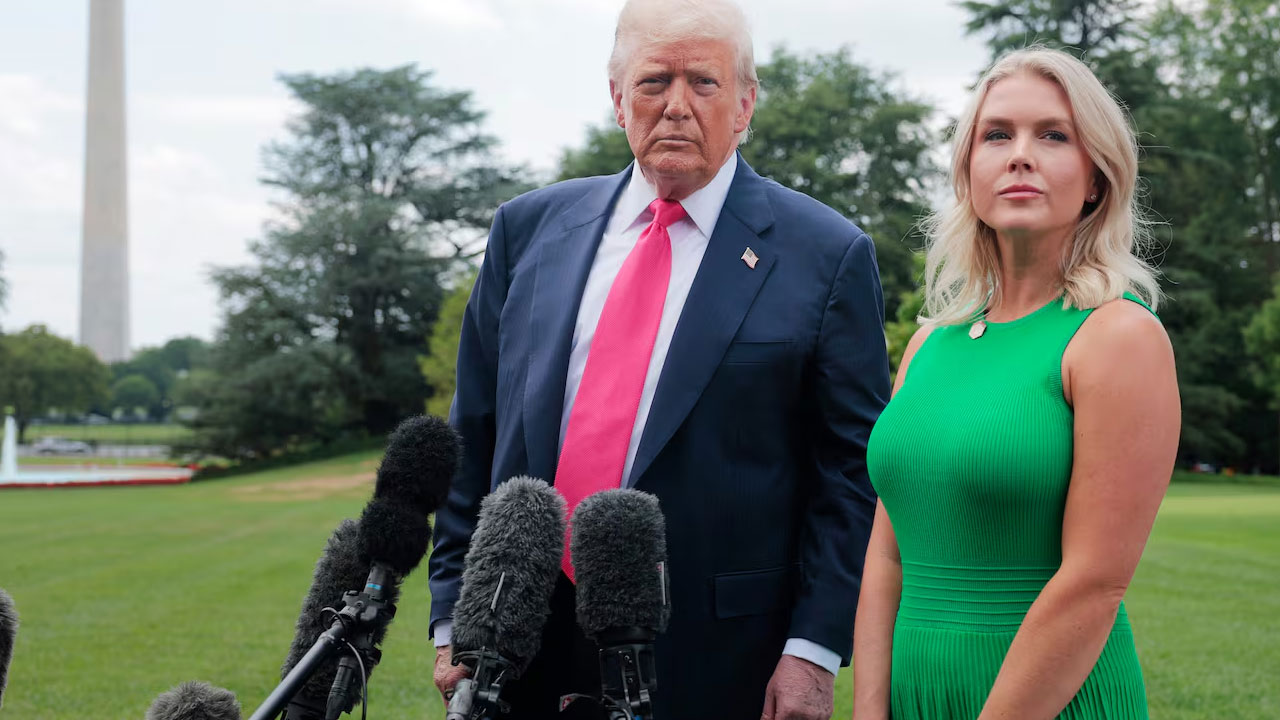 Donald Trump: ఆమె పెద‌వులు మెషీన్‌గ‌న్‌లా క‌దులుతాయి.. ప్రెస్ సెక్ర‌ట‌రీ అందాన్ని మ‌ళ్లీ పొగిడిన ట్రంప్‌