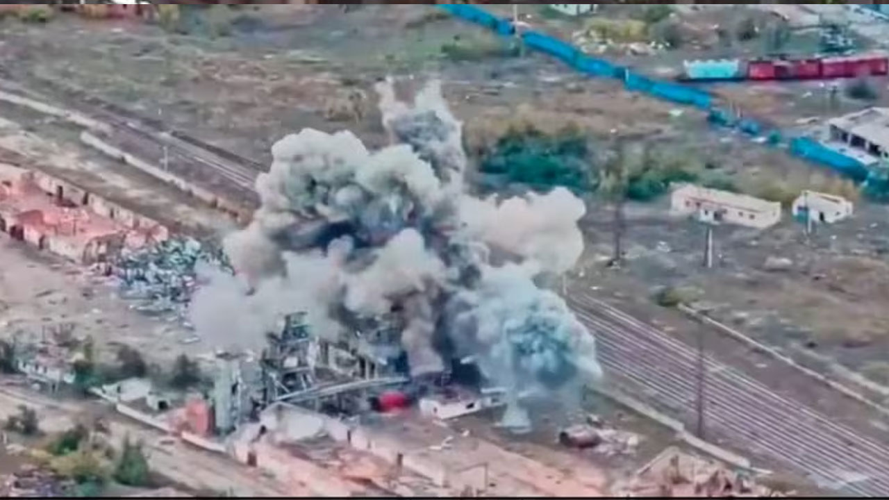 Ukrainian Air Force: ర‌ష్యా డ్రోన్ త‌యారీ కేంద్రంపై 226 కేజీల బాంబు వ‌దిలిన ఉక్రెయిన్‌.. వీడియో