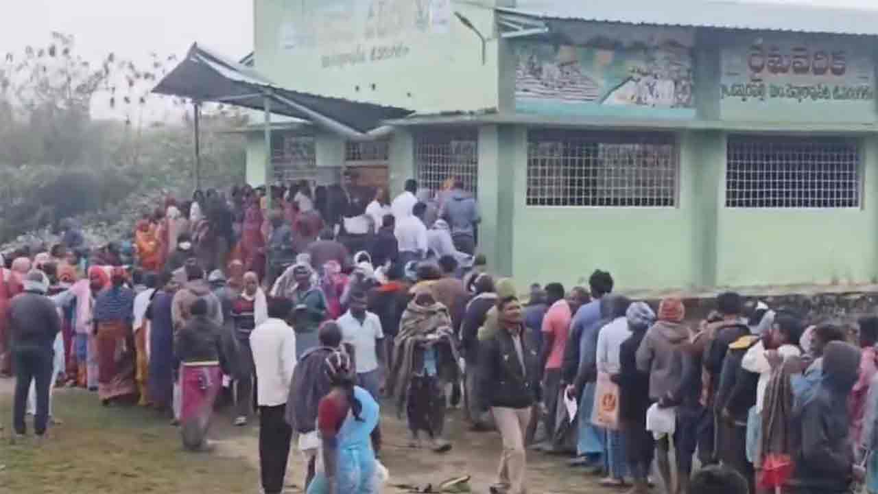 Urea | ఎముకలు కొరికే చలిలో యూరియా కోసం అన్నదాతల నరకయాత.. రైతువేదిక వద్ద రాత్రంతా జాగరణ