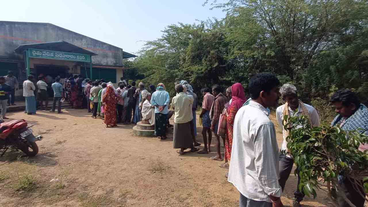 Urea | యూరియా కోసం రైతుల బారులు.. పోలీసుల పహార మధ్య పంపిణీ