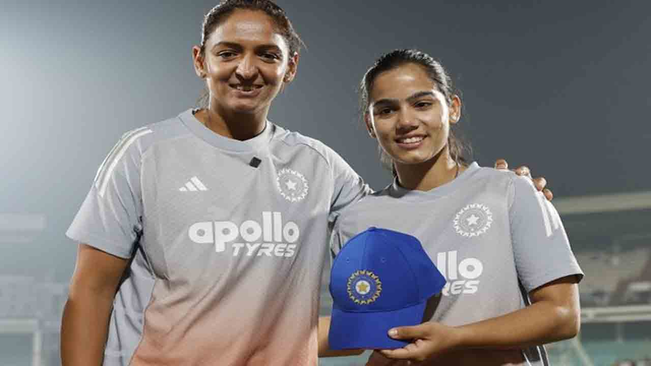 INDW vs SLW | విశ్వవిజేతగా తొలి మ్యాచ్‌ ఆడుతున్న భారత్.. డెబ్యూ క్యాప్ అందుకున్న వైష్ణవి..!