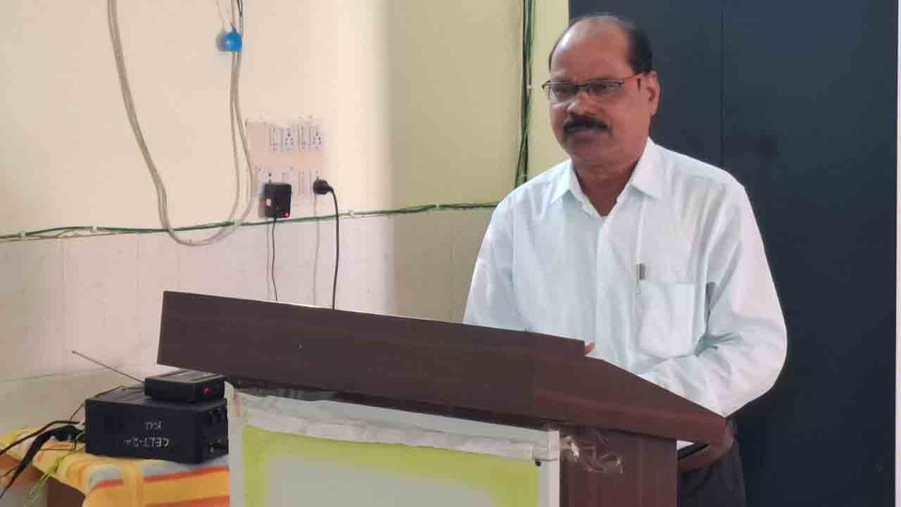 English language | ఆంగ్ల భాషపై పట్టు ఉద్యోగినికి తొలి మెట్టు : ప్రొఫెసర్‌ వల్లూరి రామచంద్రం