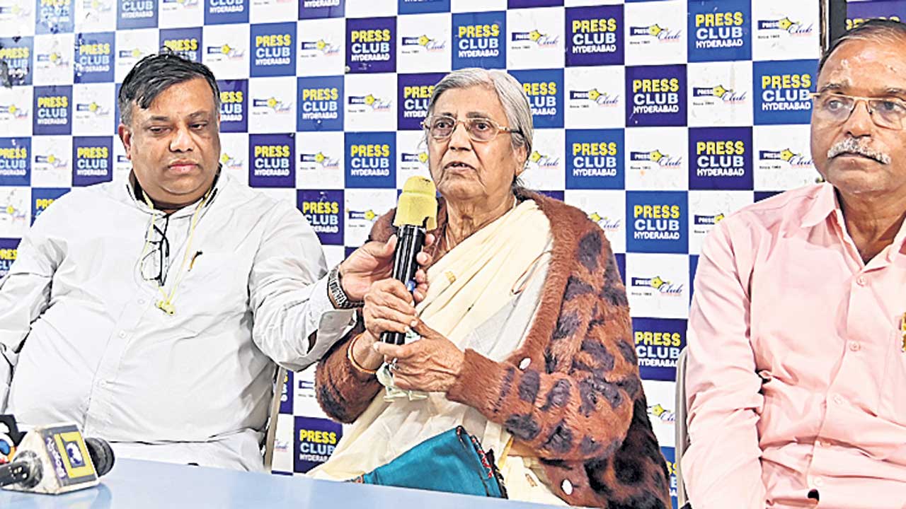 రహదారినే మింగేశారు