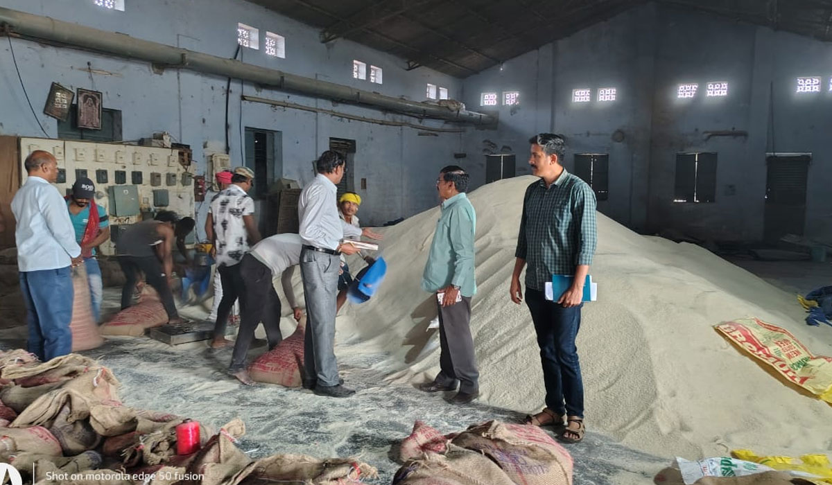 Ration Rice Seized | హుజురాబాద్‌లో రైస్ మిల్ పై సివిల్ సప్లై అధికారుల దాడి.. 600 క్వింటాళ్ల రేషన్ బియ్యం పట్టివేత