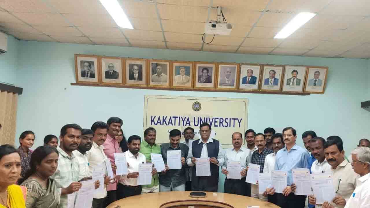 KU | కేయూలో రాజనీతి శాస్త్ర జాతీయ సెమినార్‌ బ్రోచర్ల ఆవిష్కరణ