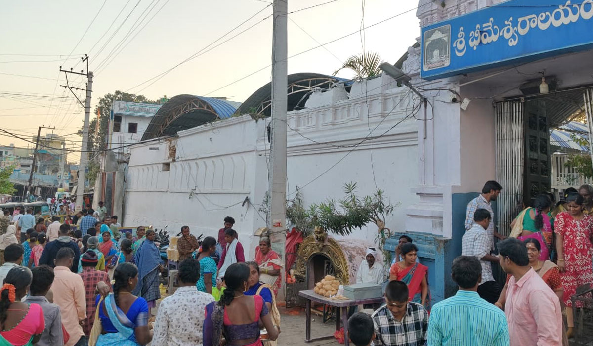 Bheemeswara Temple | వేములవాడ భీమేశ్వర ఆలయంలో దళారుల దందా..!