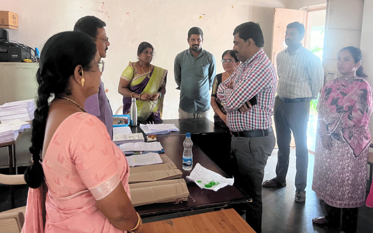 Bhadradri Kothagudem : ఎన్నికల నిర్వ‌హ‌ణ‌లో అధికారులు బాధ్య‌త‌తో వ్య‌వ‌హ‌రించాలి : వి.స‌ర్వేశ్వ‌ర్‌రెడ్డి