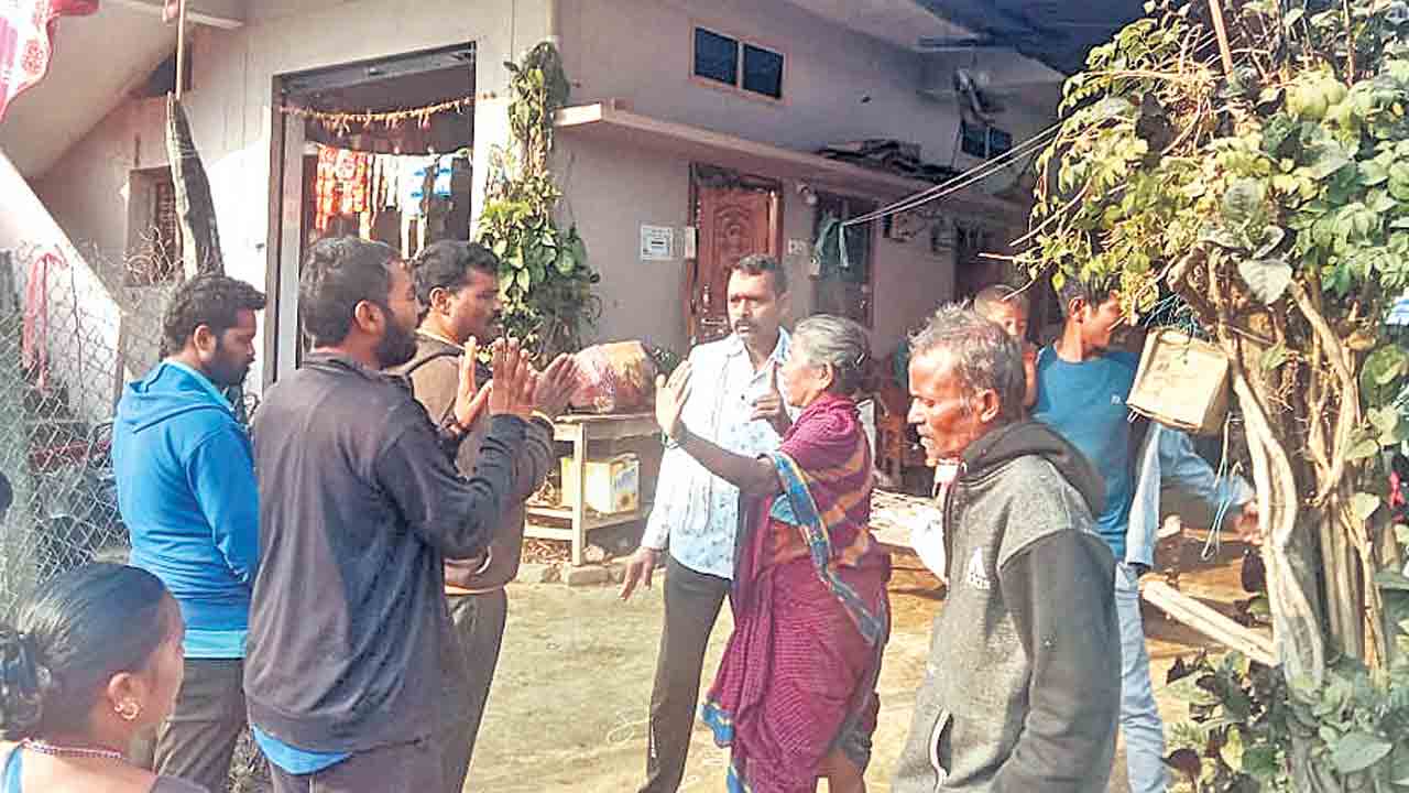 ఓట్లేస్తే పసుపు బియ్యం పట్టండి!.. లేదంటే డబ్బులు తిరిగివ్వండి.. బాలాజీ అనుకోడలో వింత ఘటన