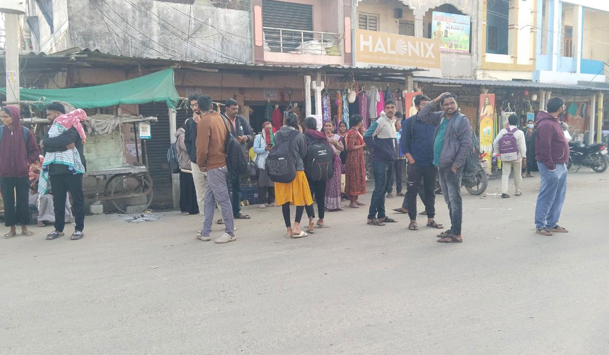 Young voters | పట్నం నుంచి పిలిపించి.. చలిలో వణికించి.. స్వగ్రామాలకు చేరుకున్న యువ ఓటర్లు