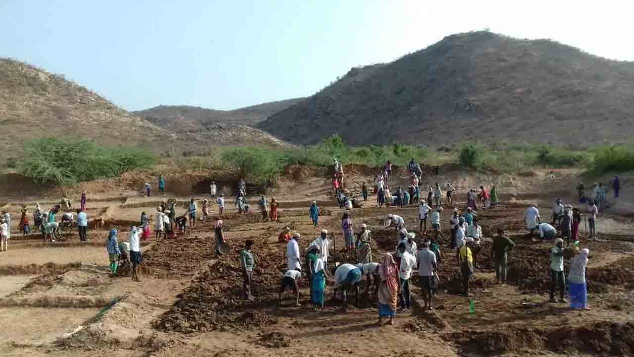 పండుగ పూట పస్తులేనా?.. ఉపాధి సిబ్బందికి వేతన వెతలు