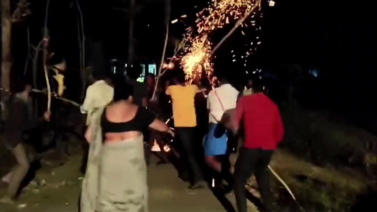 Clash | చలిమంట దగ్గర కాంగ్రెస్‌, బీఆర్‌ఎస్‌ బాహాబాహీ.. కొర్కాసులతో కొట్టుకున్న కార్యకర్తలు